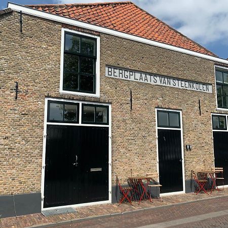 Pakhuis Aan De Haven - Bakboord Zierikzee Bagian luar foto