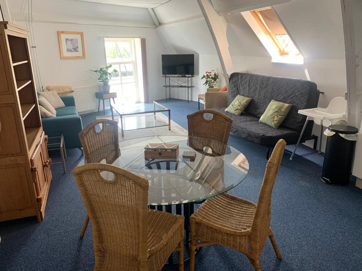Pakhuis Aan De Haven - Bakboord Zierikzee Bagian luar foto