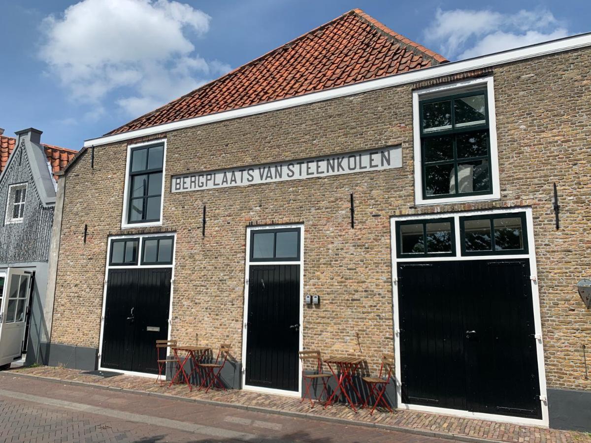 Pakhuis Aan De Haven - Bakboord Zierikzee Bagian luar foto